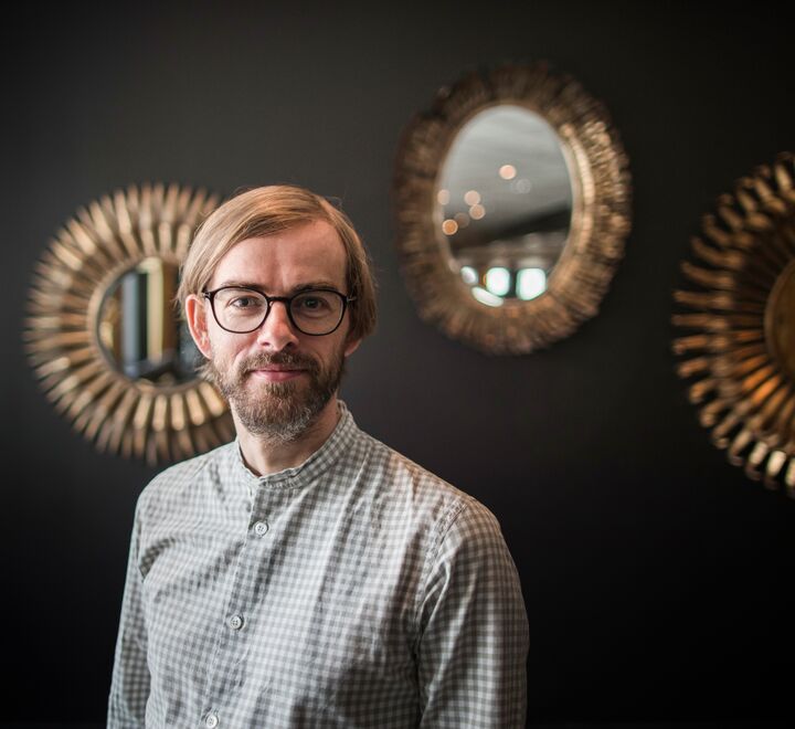 Even when politicians are not personally involved in a political scandal, they can be indirectly affected through their affiliation with the implicated party, says Benny Geys (picture).