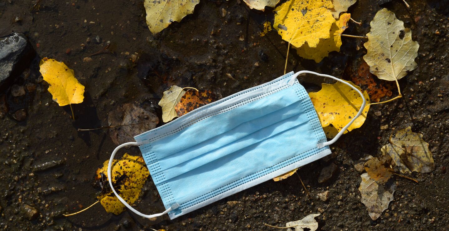 Munnbind etterlatt på bakken.