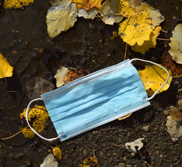 Munnbind etterlatt på bakken.