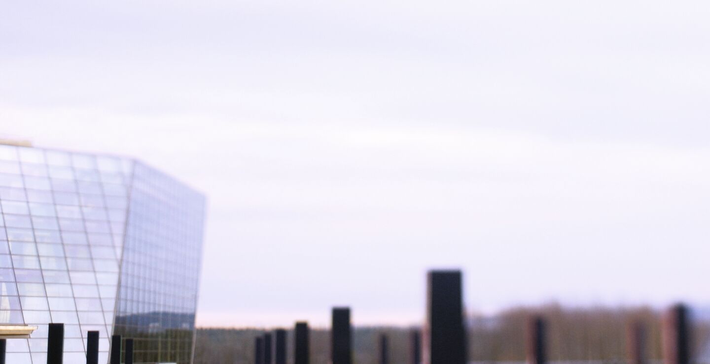 Pressemannen Odd Harald Hauge skulle skrive Telenors nyere historie. Manuset er nå lagt i skuffen. Bildet viser Telenors hovedkontor på Fornebu. 