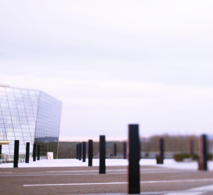 Pressemannen Odd Harald Hauge skulle skrive Telenors nyere historie. Manuset er nå lagt i skuffen. Bildet viser Telenors hovedkontor på Fornebu. 