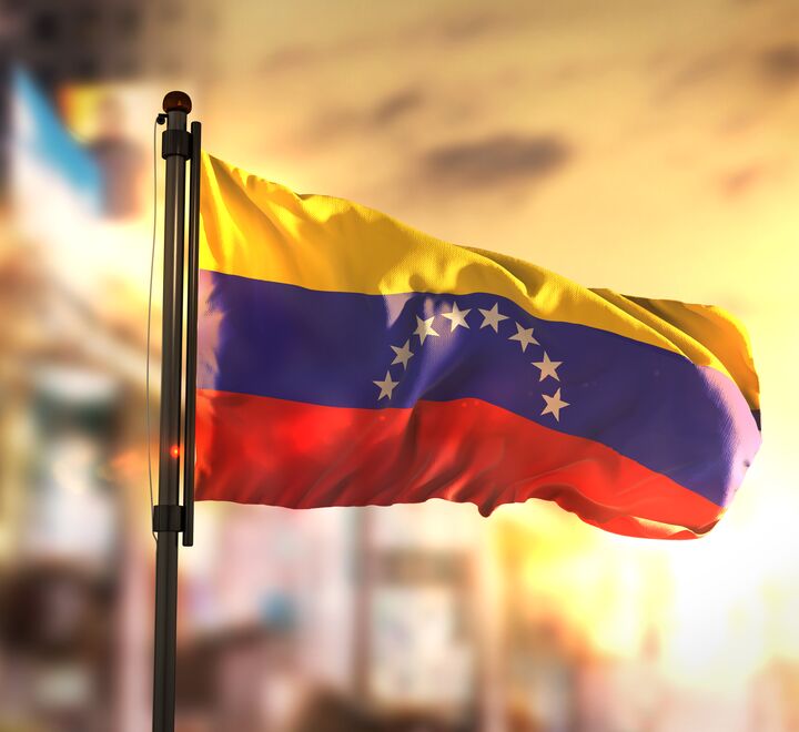 Har oljerikdommen ødelagt Venezuela? (Bildet av Venezuelas flagg)