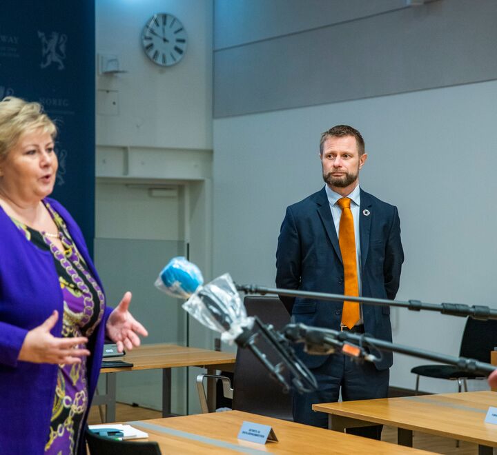 Statsminister Erna Solberg (H) og helse- og omsorgsminister Bent Høie (H) snakker med pressen etter et videomøte med kommunene Bærum, Hemsedal, Sunnfjord og Tromsø onsdag. ( Foto: Håkon Mosvold Larsen / NTB scanpix)