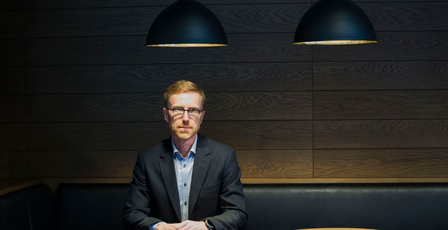 Professor Bendik M. Samuelsen (bildet) gir råd om hvordan du kan utvikle ledere og medarbeidere til gode merkeambassadører. 