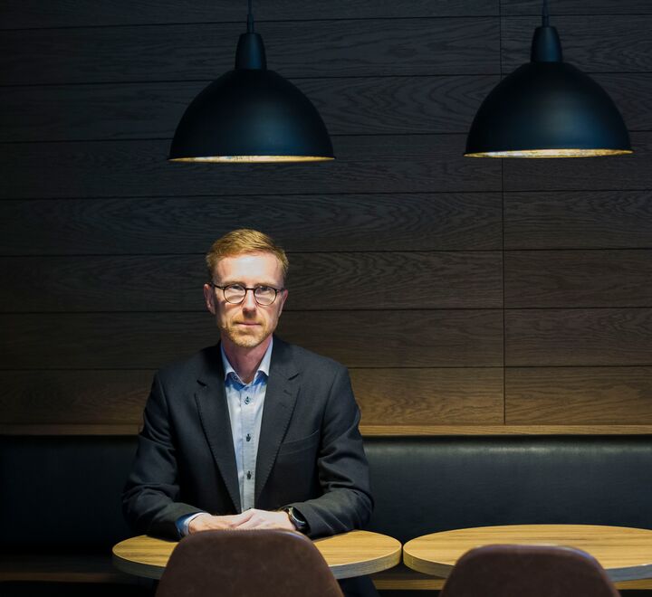 Professor Bendik M. Samuelsen (bildet) gir råd om hvordan du kan utvikle ledere og medarbeidere til gode merkeambassadører. 