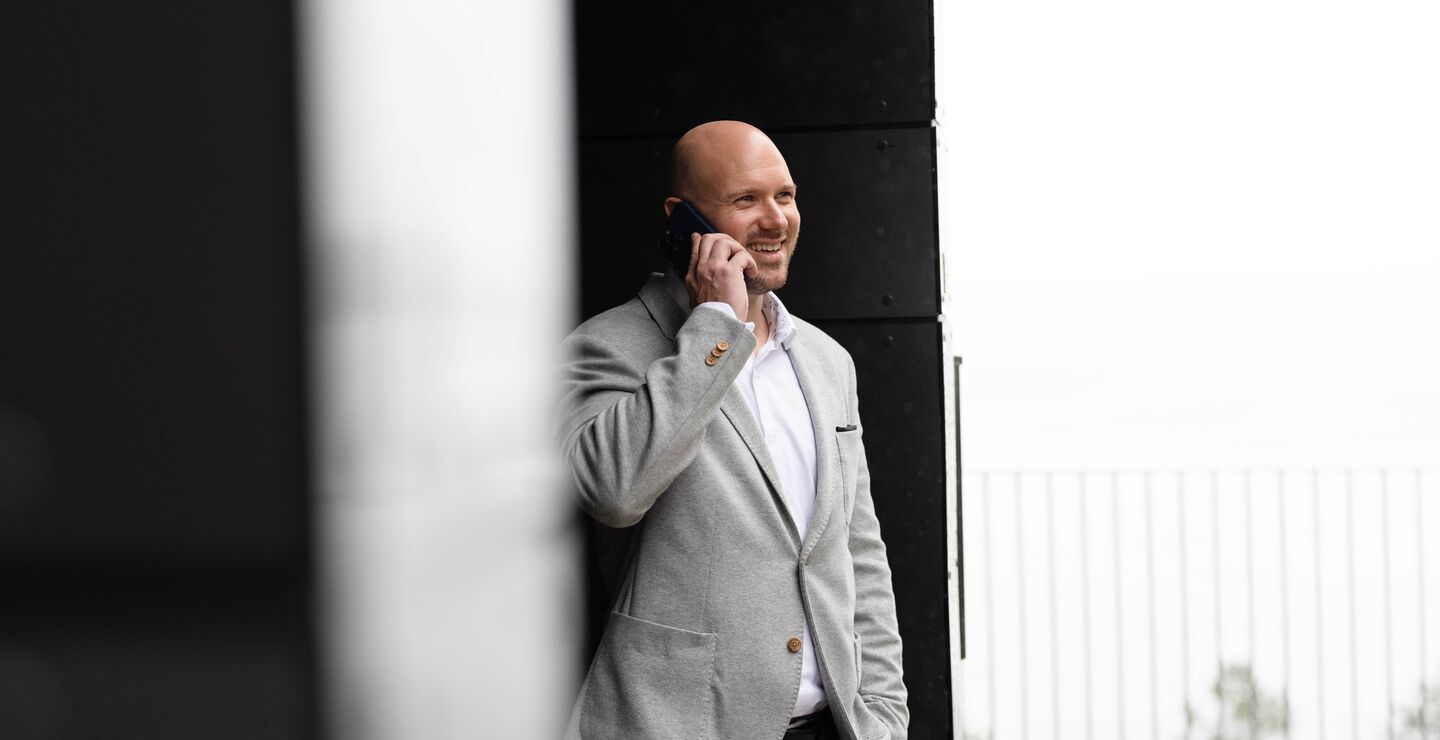 Micahel Mcneil som står å prater i telefonen