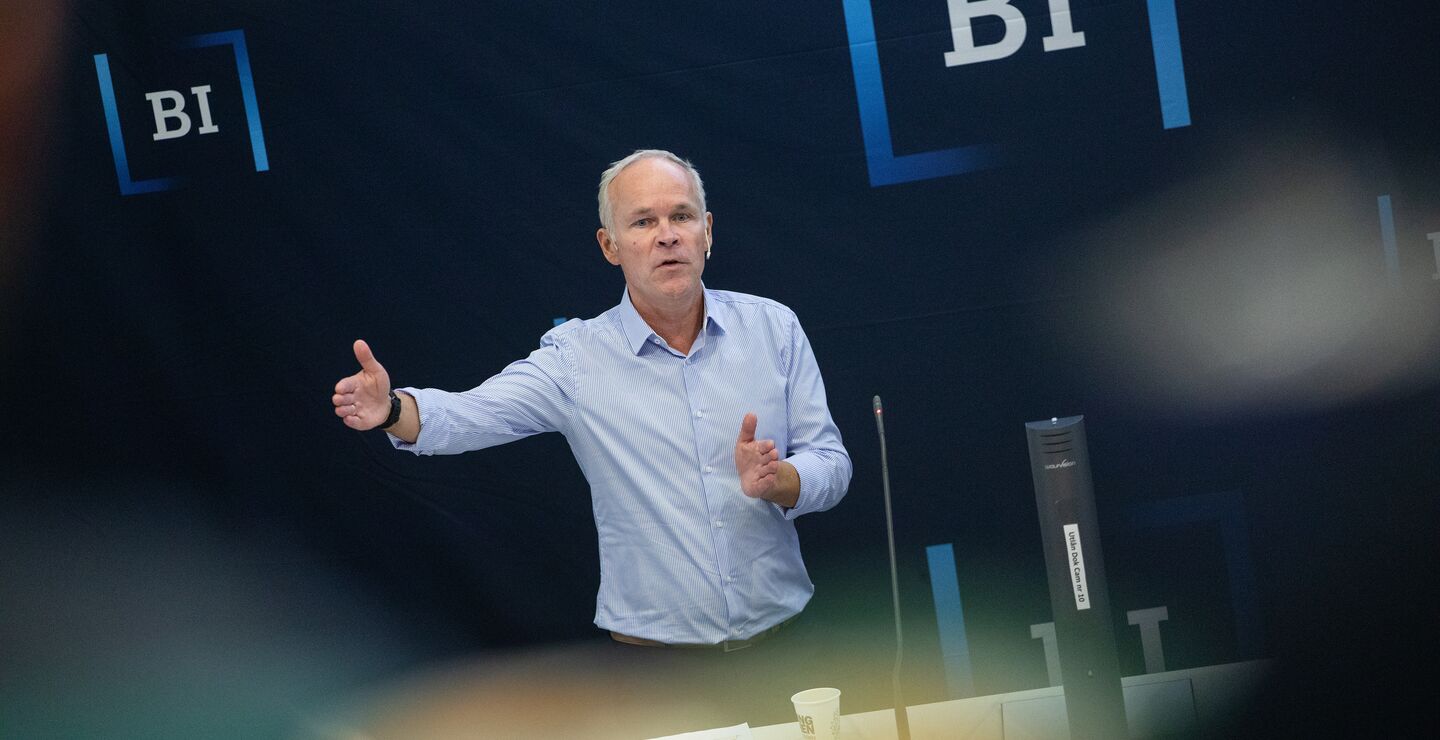 Finansminister Jan Tore Sanner unnlater å presentere eller kommentere beslutningsgrunnlaget sitt, skriver artikkelforfatterne. (Foto fra da finansministeren gjestet BI i 2020.)