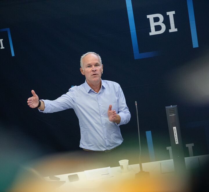 Finansminister Jan Tore Sanner unnlater å presentere eller kommentere beslutningsgrunnlaget sitt, skriver artikkelforfatterne. (Foto fra da finansministeren gjestet BI i 2020.)