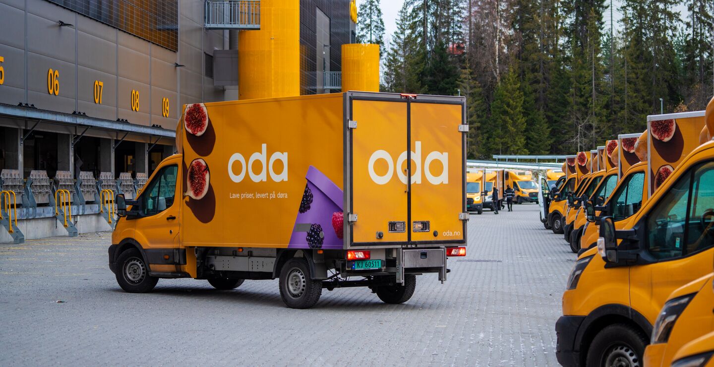 En varebil fra Oda står foran et varelager.