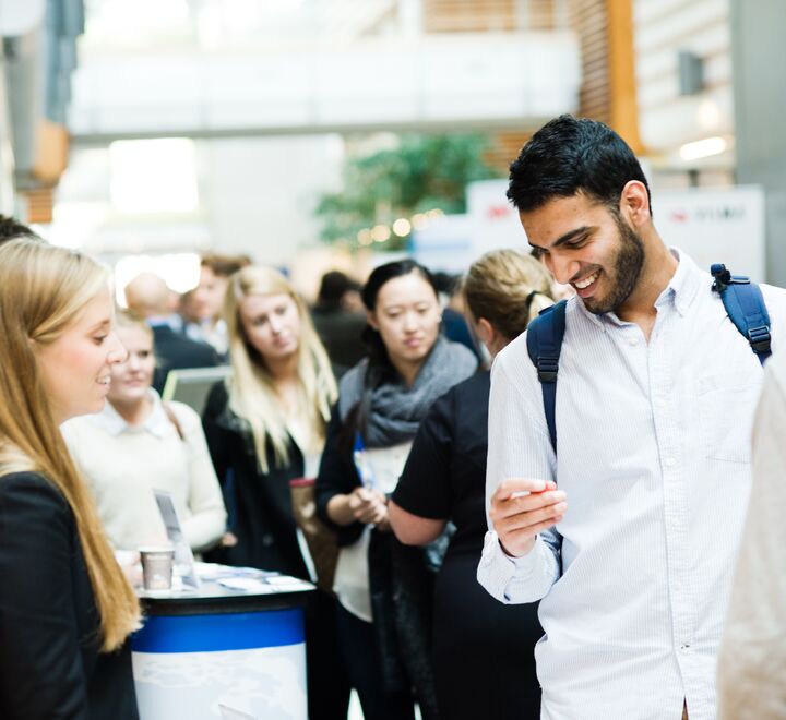 Mennesker rundt en stand