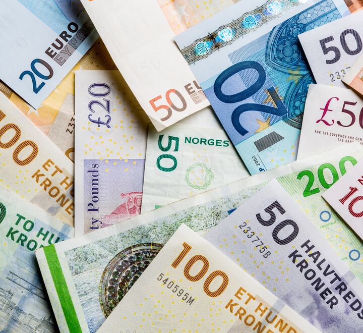 Valutamarkedet er enormt - daglig handles det for cirka 2000 milliarder amerikanske dollar.