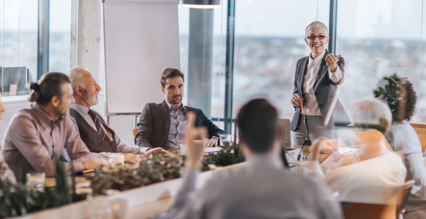 Kvinne leder et møte