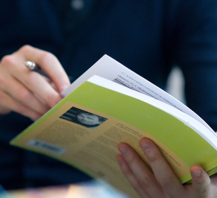 Person blar i en bok