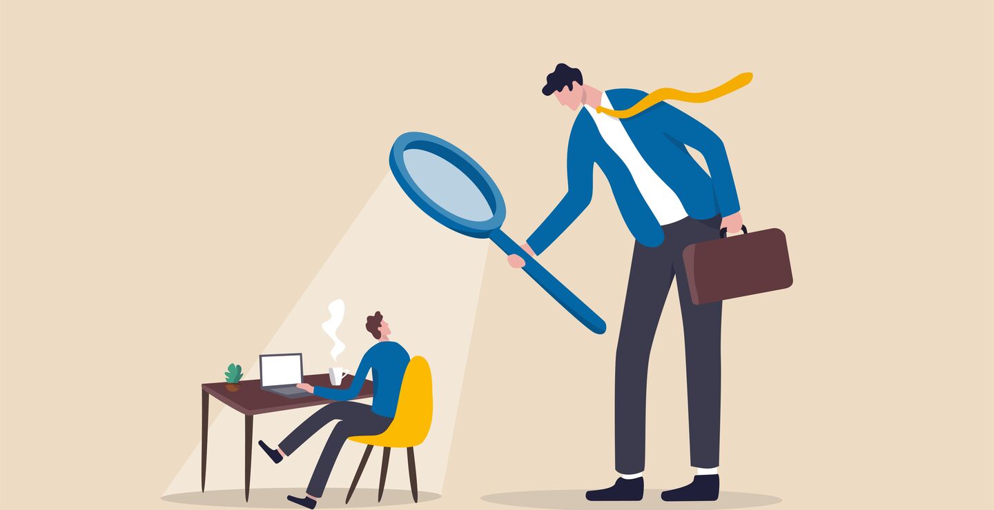 Illustrasjon av en mann som står med et stort forstørrelsesglass over en medarbeider