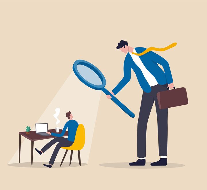 Illustrasjon av en mann som står med et stort forstørrelsesglass over en medarbeider