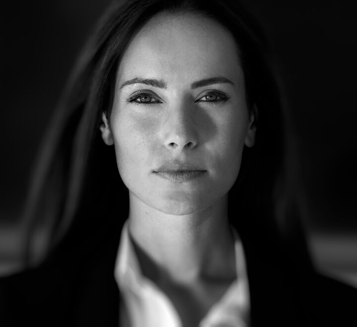 Nærbilde av ansiktet til en kvinne som ser bestemt ut