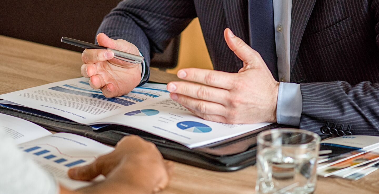 Det må stilles formelle krav til faktaundersøkernes kompetanse, krever Mirha Sunagic. Illustrasjonsfoto av en som undersøker fakta.