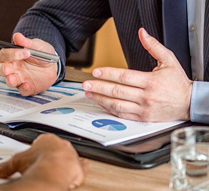 Personer diskuterer dokumenter