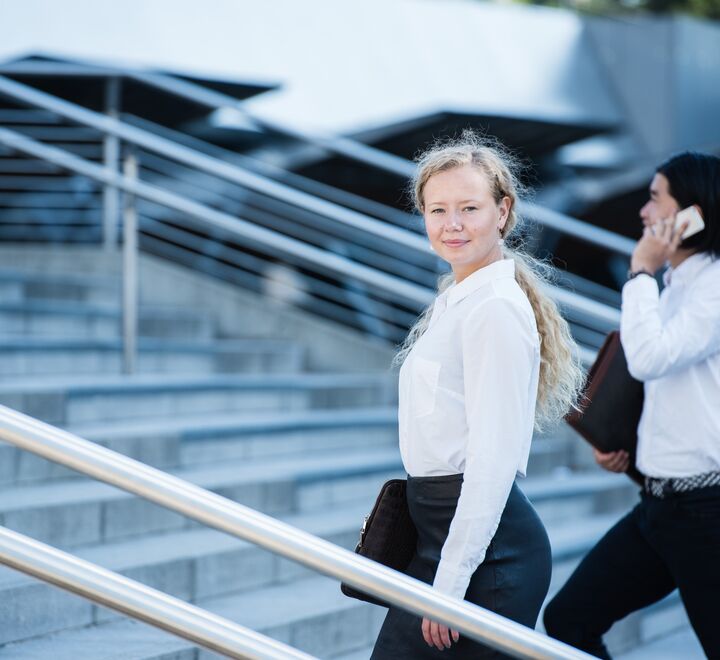 To personer som går i en trapp