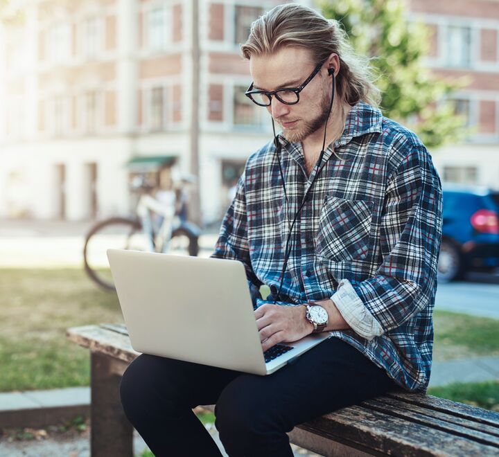 En mann som bruker pc-en sin