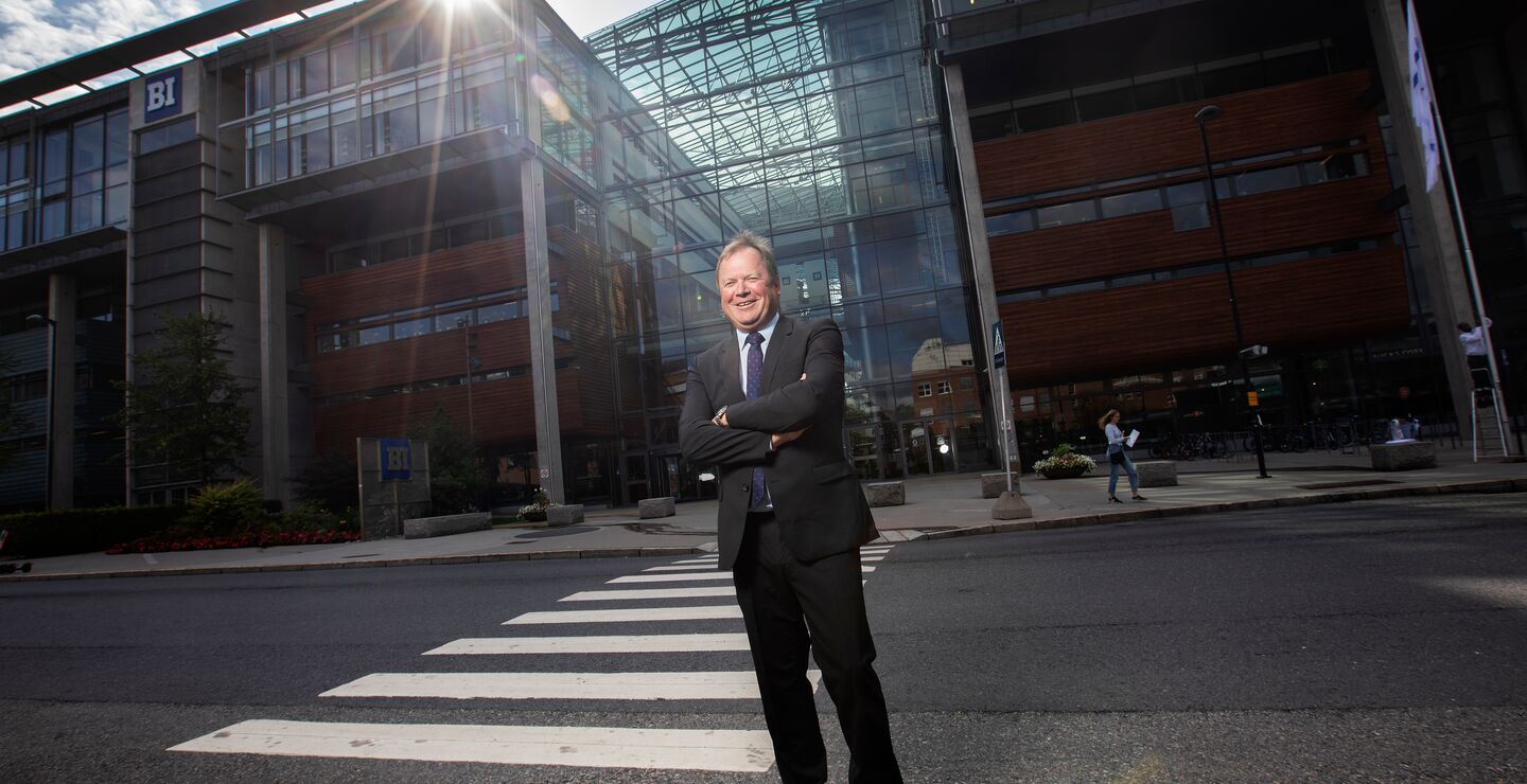 Rektor som st&aring;r foran Campus Oslo