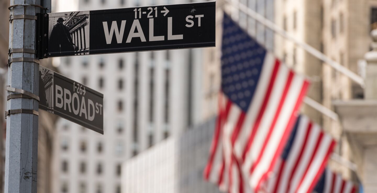 Bilda av amerikanske flagg på Wall Street i New York.