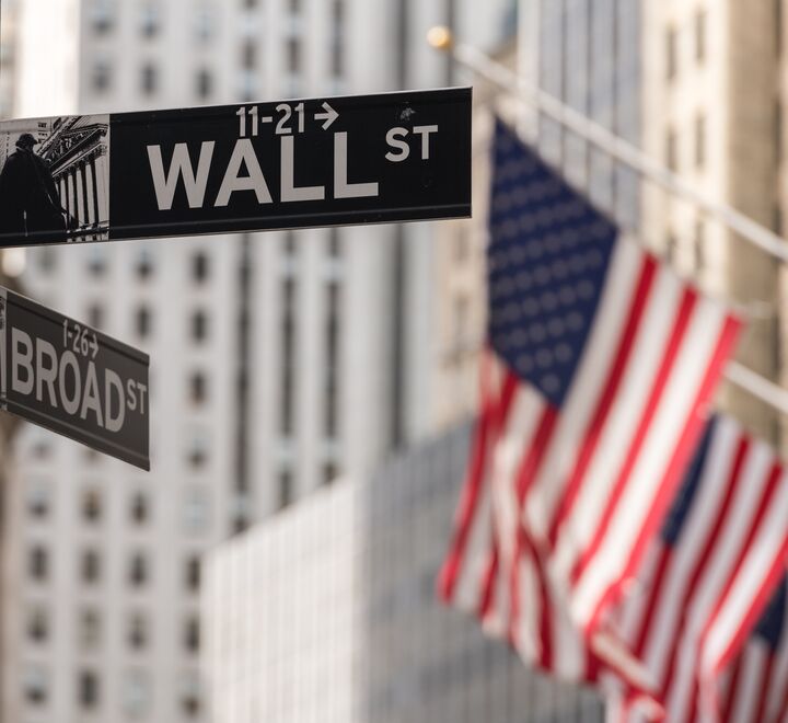 Bilda av amerikanske flagg på Wall Street i New York.