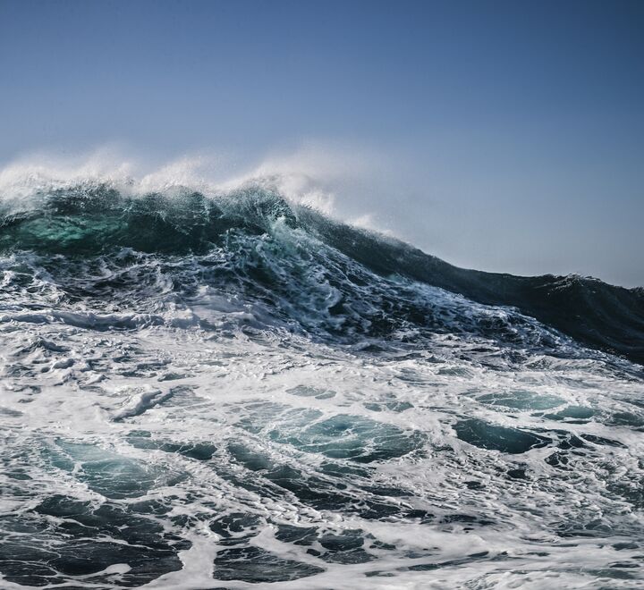 Image of the waves of the sea.