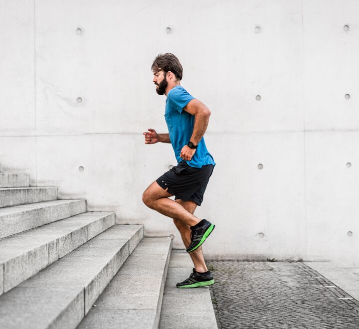Mann løper opp en trapp