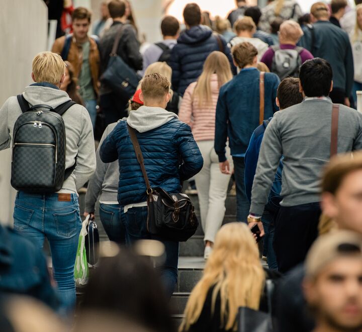 Studenter som går i trappen inne på campus Oslo