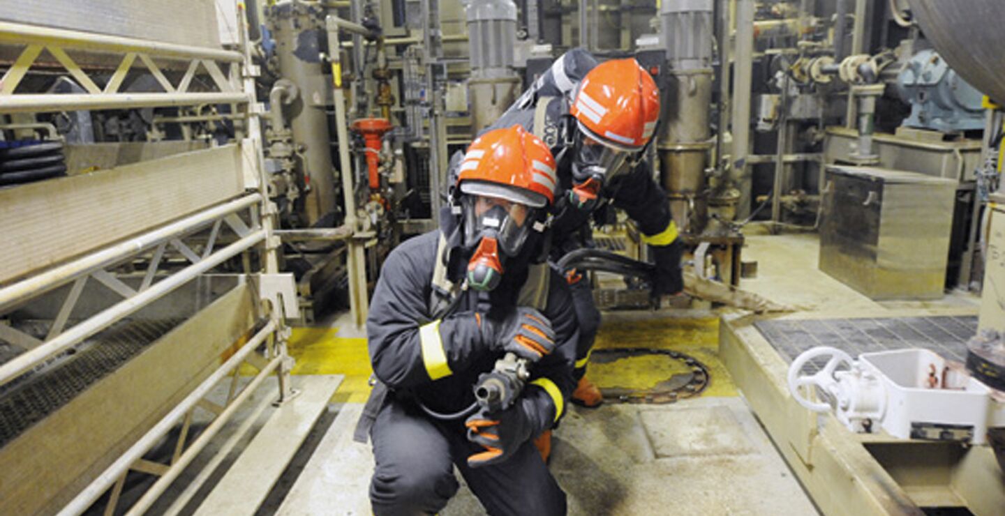 2 brannmenn i uniform