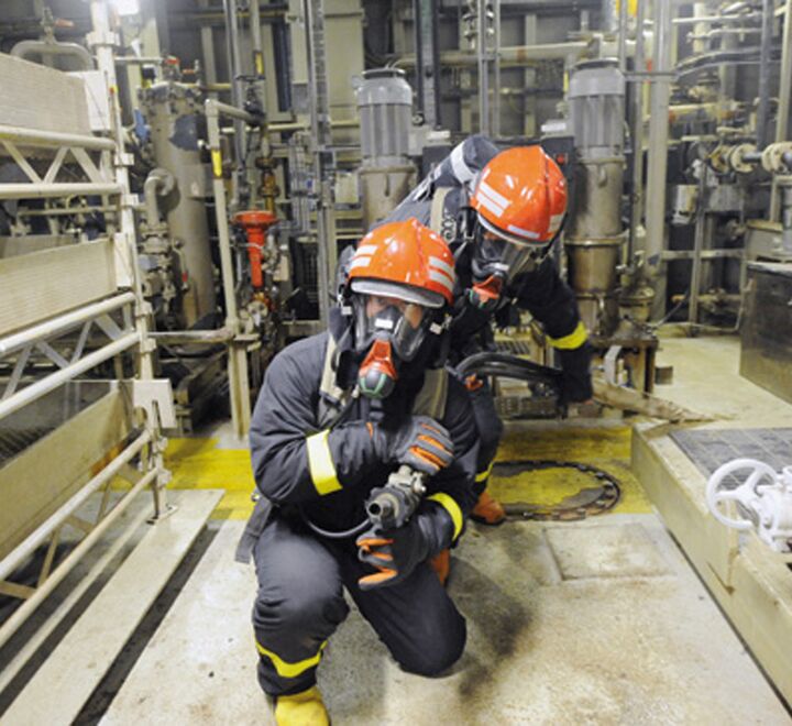 2 brannmenn i uniform