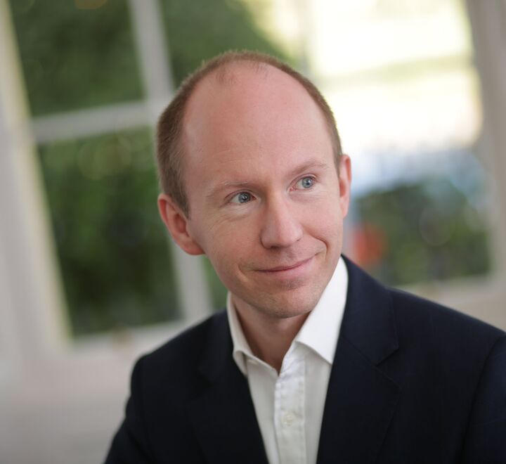 Samuli Knüpfer (pictured) shares his research on whether CEOs are born leaders or not.