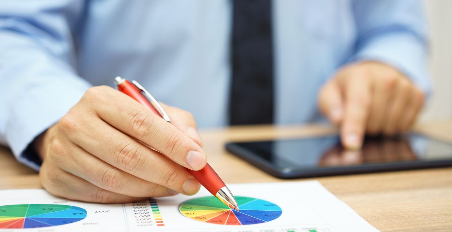 Illustrasjonsbilde: mann som analyserer data.