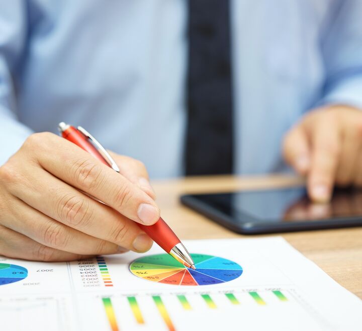 Illustrasjonsbilde: mann som analyserer data.