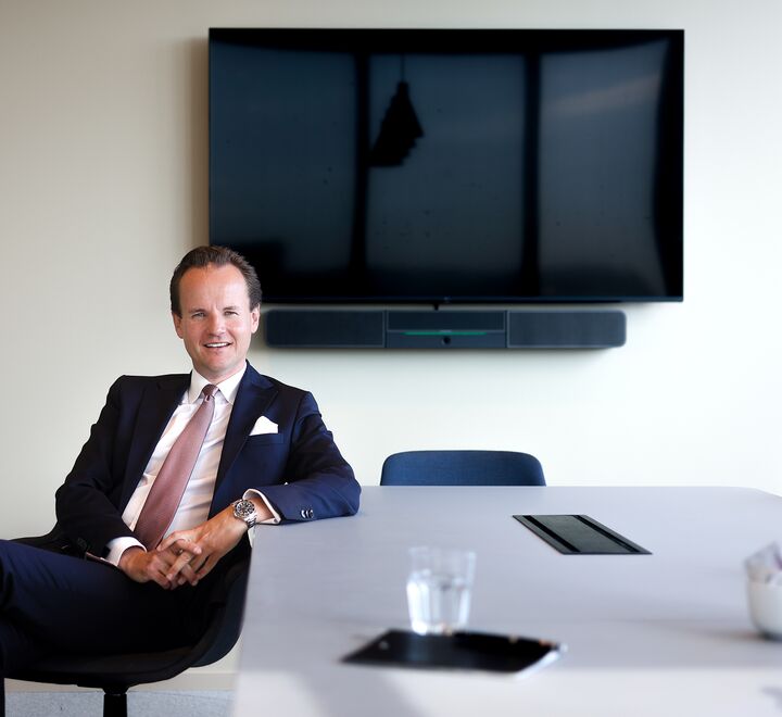 En smilende ung mann