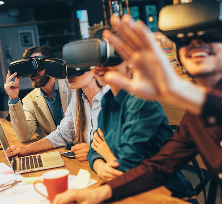 Mennesker med VR-briller i et jobbmøte.