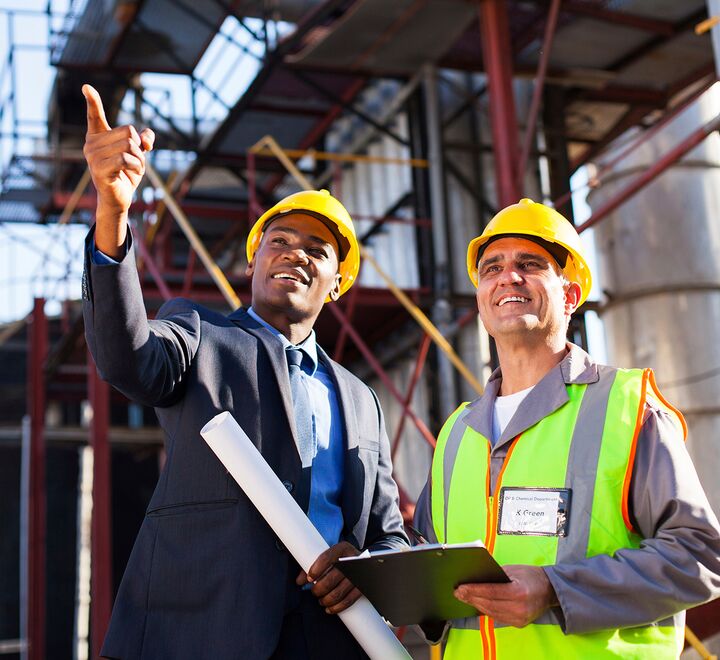 Bilde av to menn i oljebransjen