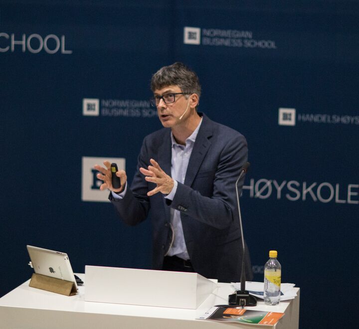 Fem ekstraordinære tiltak kan gjøre FNs bærekraftsmål bærekraftige. Per Espen Stoknes (bildet) presenterer tiltakene.