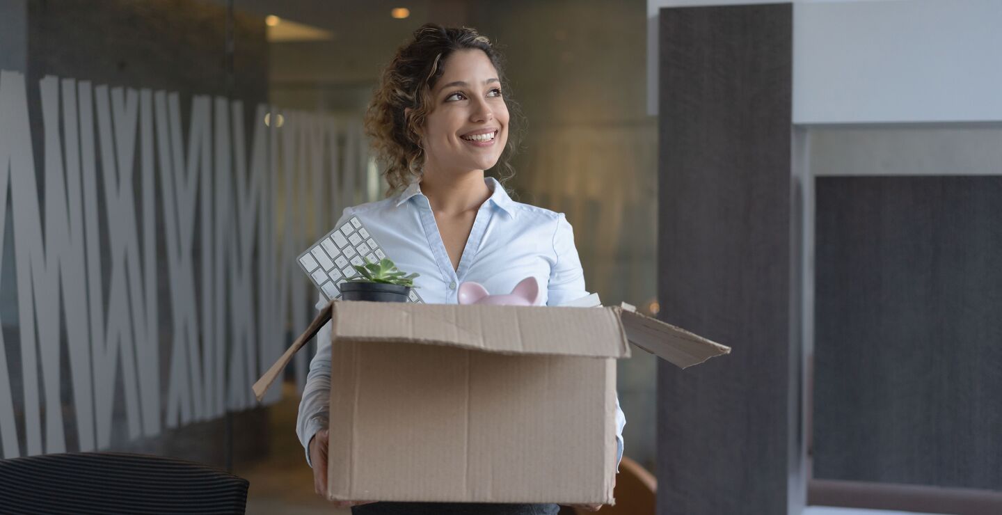 Dame flytter kontorsaker