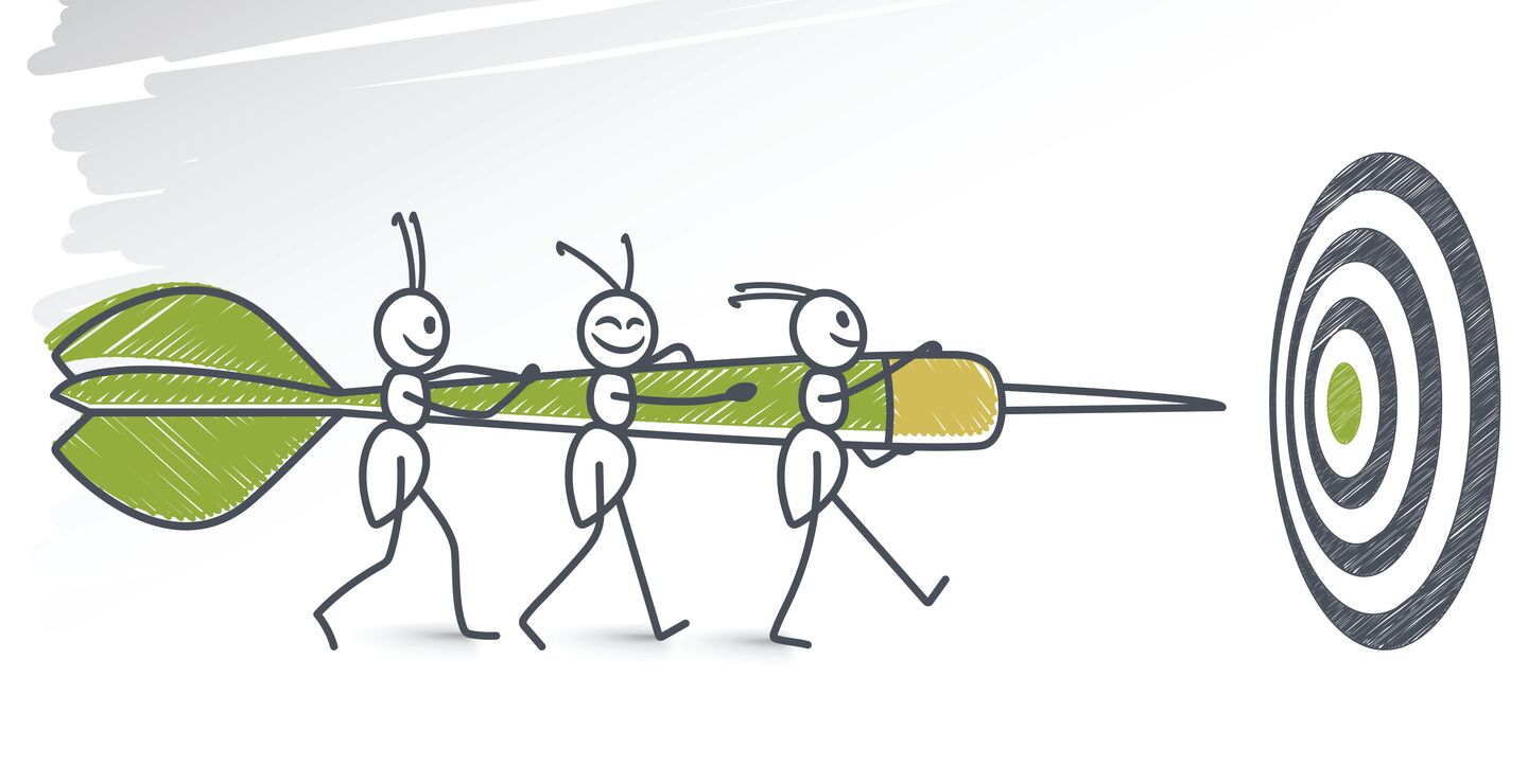 Blyanstrekpersoner sikter på en målskive med en dartpil