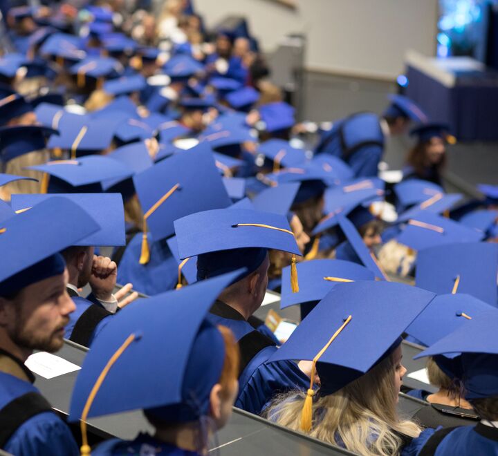 Blå hatter under graduering