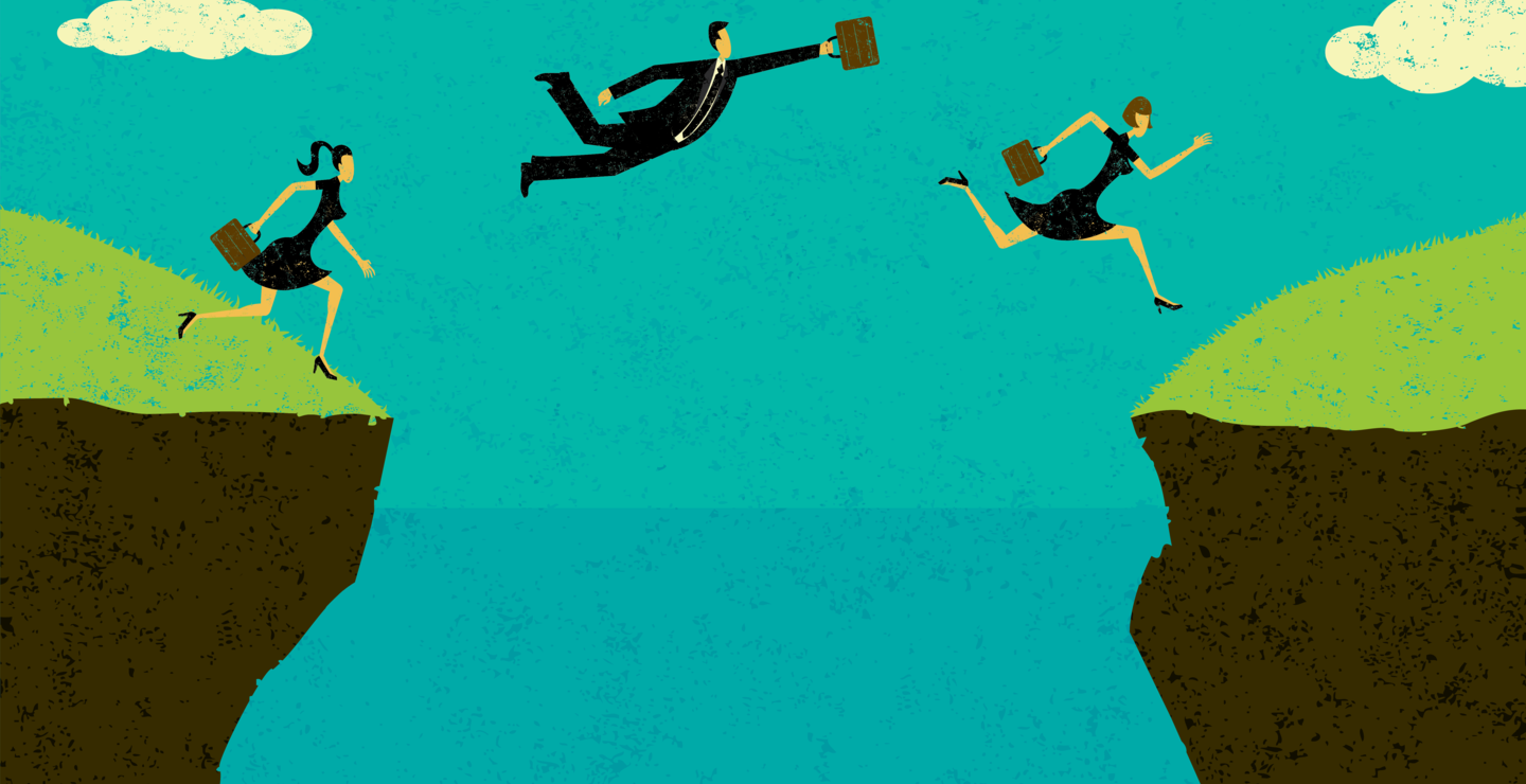 Arbeidstakere som hopper over en kløft for komme til den andre siden. Gresset er like grønt på begge sider.