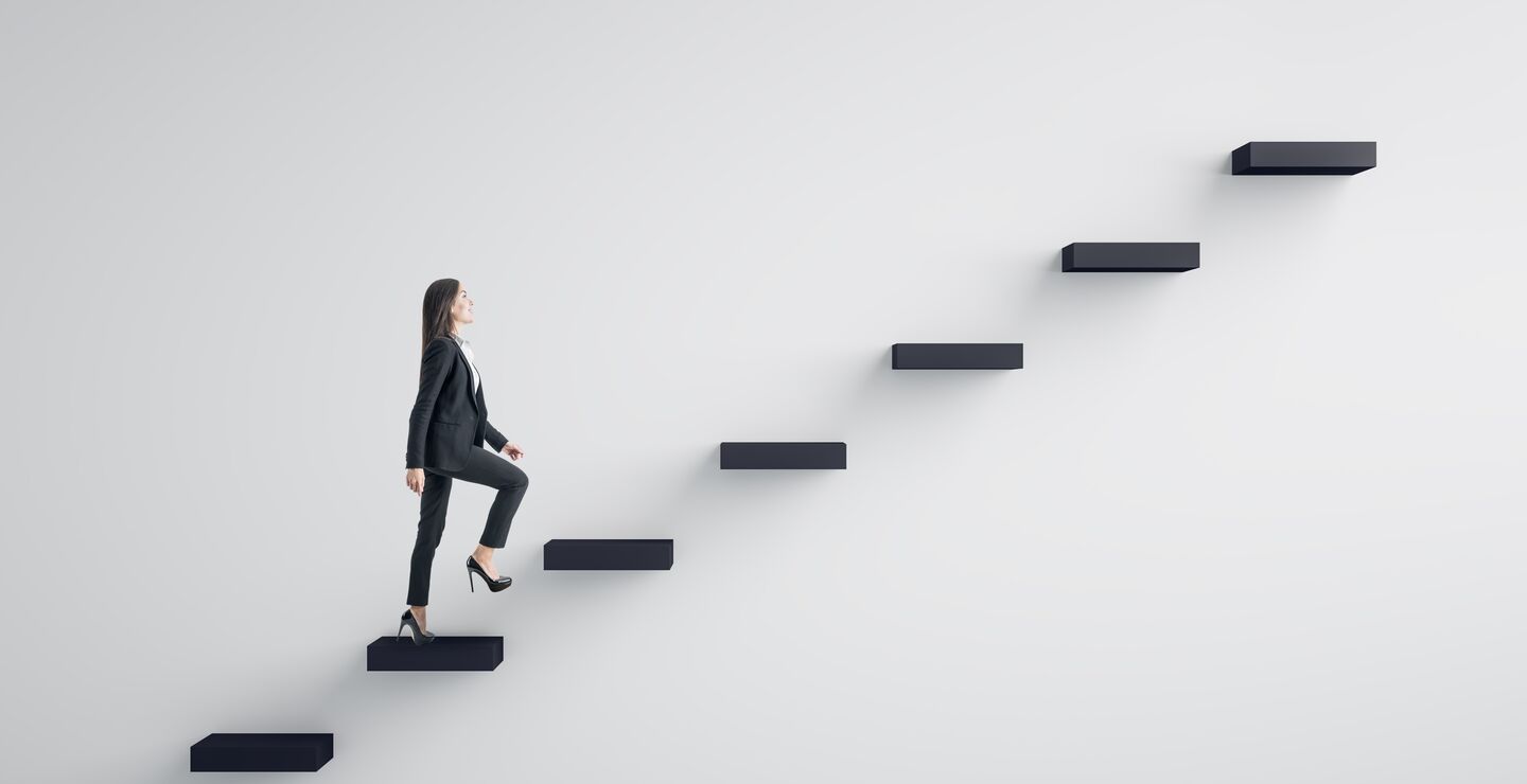 På hvilken måte kommer kvinner seg til toppen av lederstigen?