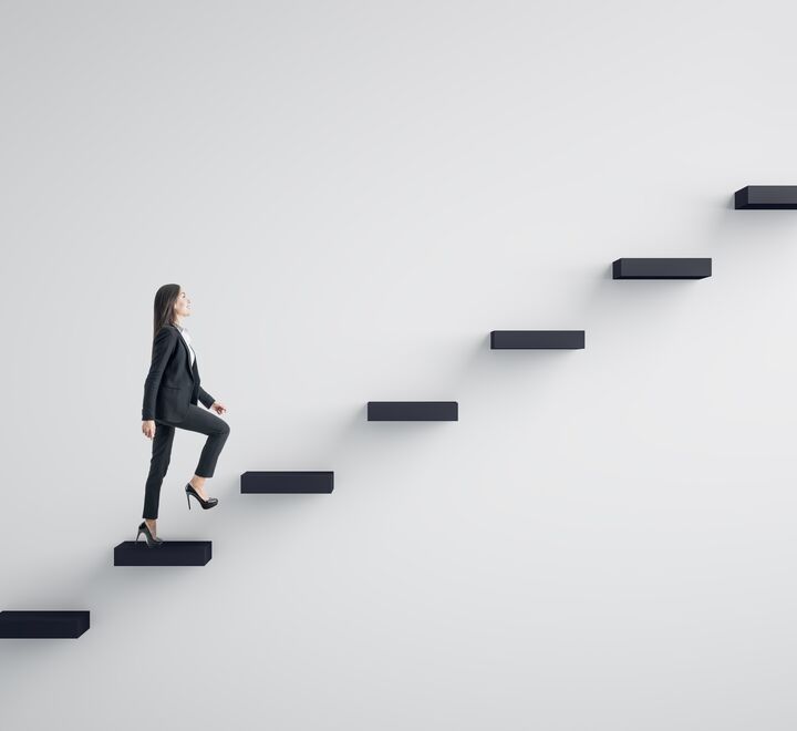 På hvilken måte kommer kvinner seg til toppen av lederstigen?