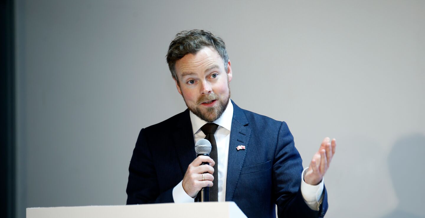 Arbeids- og sosialminister Torbjørn Røe Isaksen (bildet) og andre politikere får råd om å la ledere og medarbeidere selv sette mål for arbeidet. (Foto: BI)