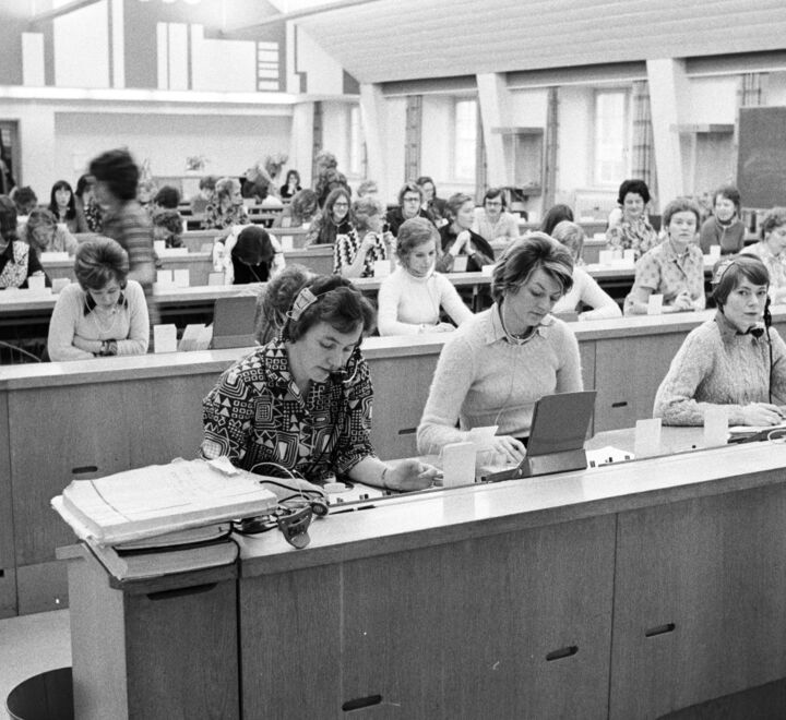 Ved utviklingen av systemer for mobiltelefoni i Norge og Norden var ikke bare Televerkets Forskningsinstitutt viktig, men også forskningsinstitusjoner som Sintef/Elab. 