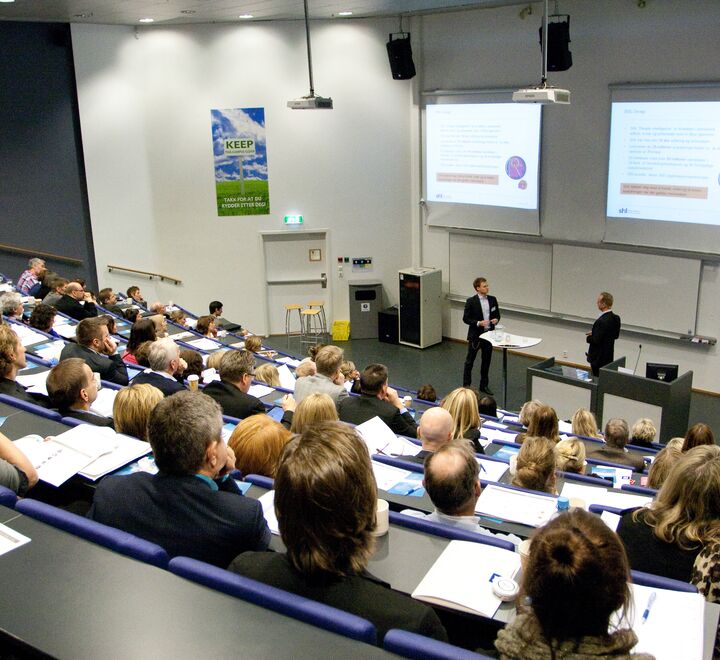 Mennesker som deltar i en konferanse 