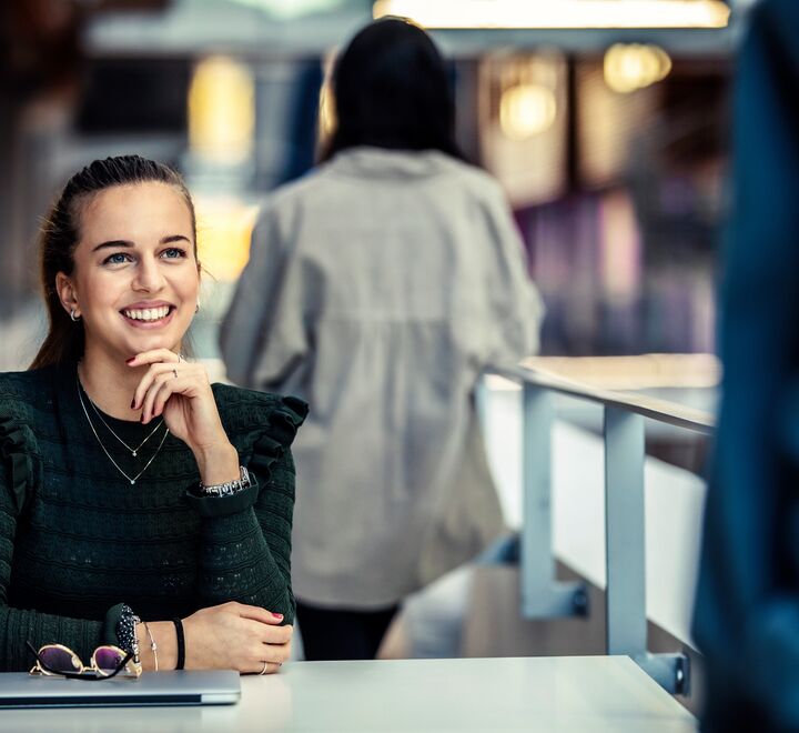 Kvinnelig student som lytter