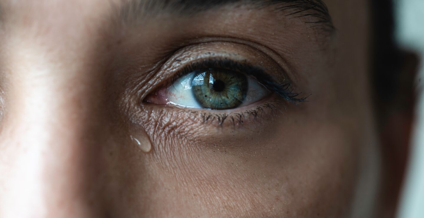 Kvinne med tårer i øynene.